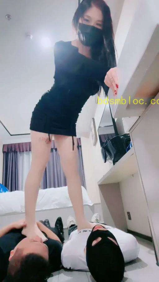 【甜心教主】脚奴带朋友来觐见女神