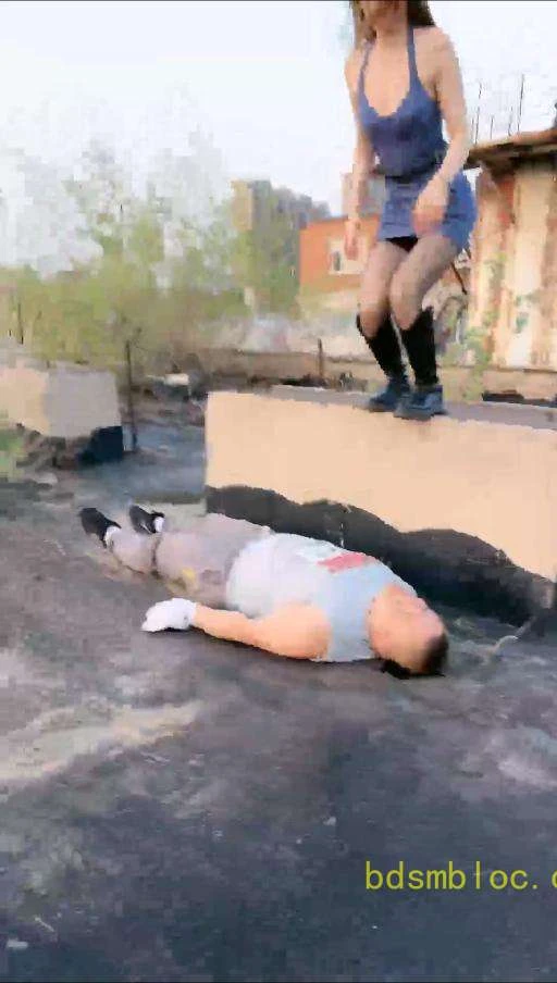 【领主老大】户外调教遛狗跳踩