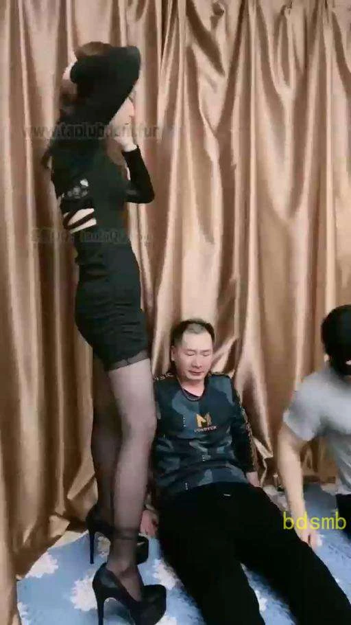 【领主老大】高跟鞋踩踏人肉跳跳床