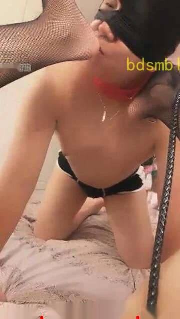 【蜜桃儿S】骚狗爬过来打屁股舔脚虐乳
