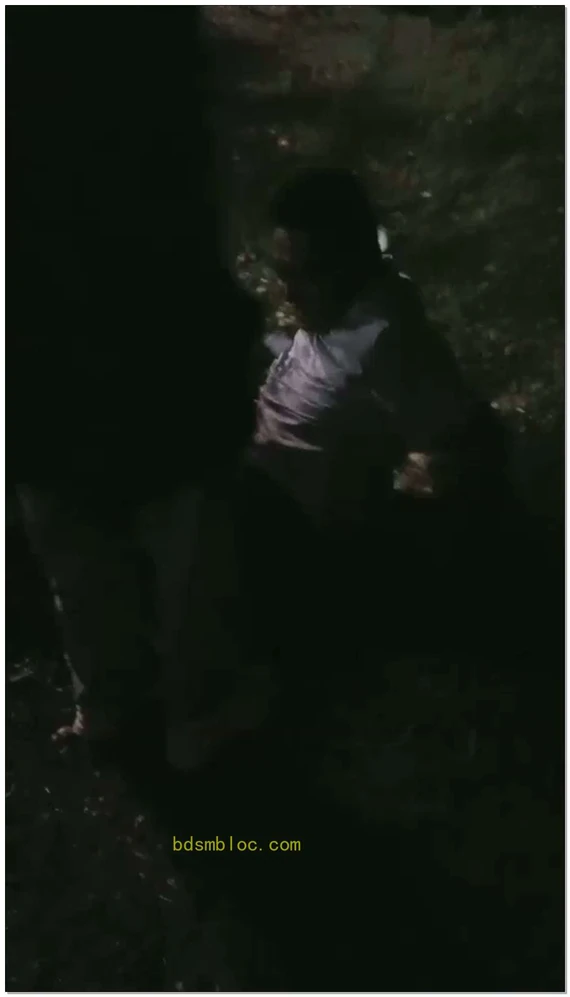 【00小主十言】户外调教一条死尸垫脚机器踩踏狗东西拧乳头，舔鞋底闻袜子