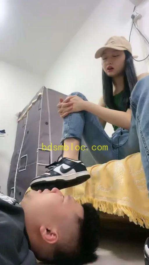 【艾莉】快递小哥变成舔脚的狗