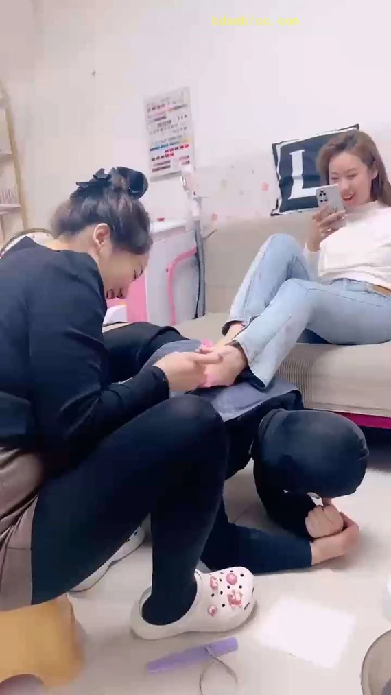 【二宝】美甲师上门服务家奴在一旁伺候