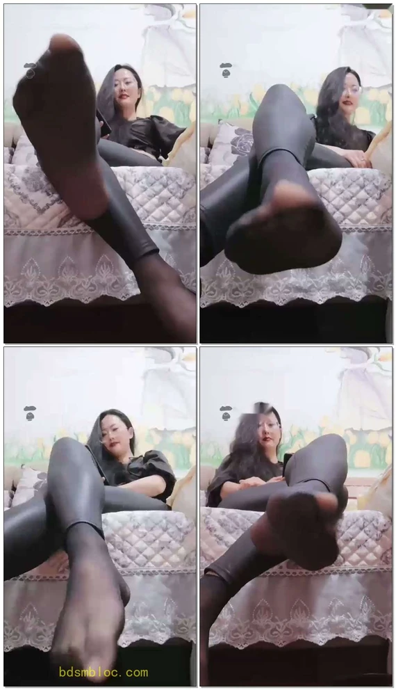【女王菲主】第一视角红绿灯黑丝