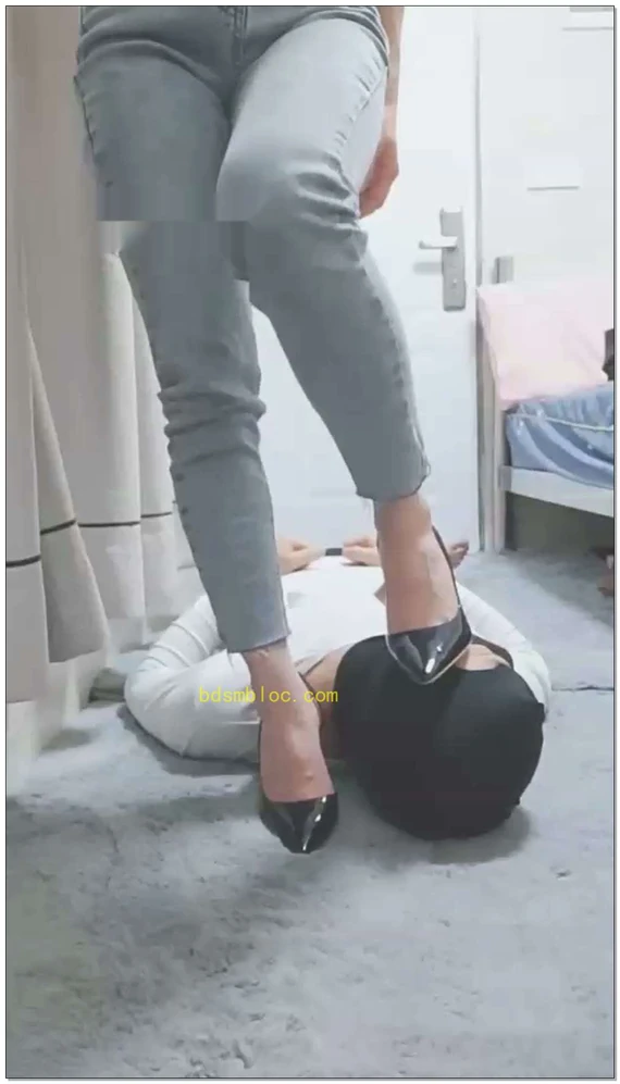 【灵竹S】调教小奶狗，踩踏，耳光