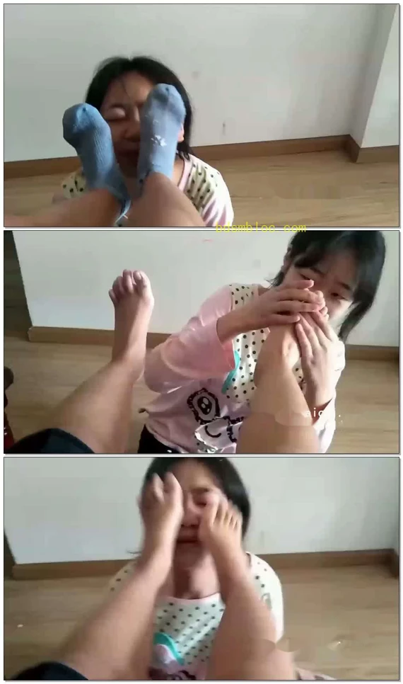 【00后校园】舔妹妹袜子脚吃鞋里踩碎的面包