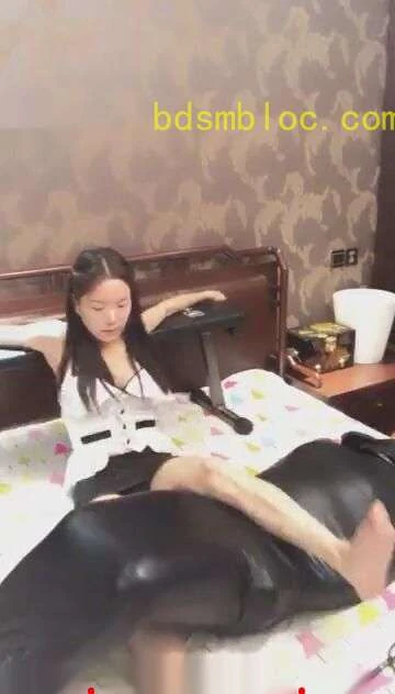 【蜜桃儿S】舌口舌木乃伊舔脚跳踩窒息